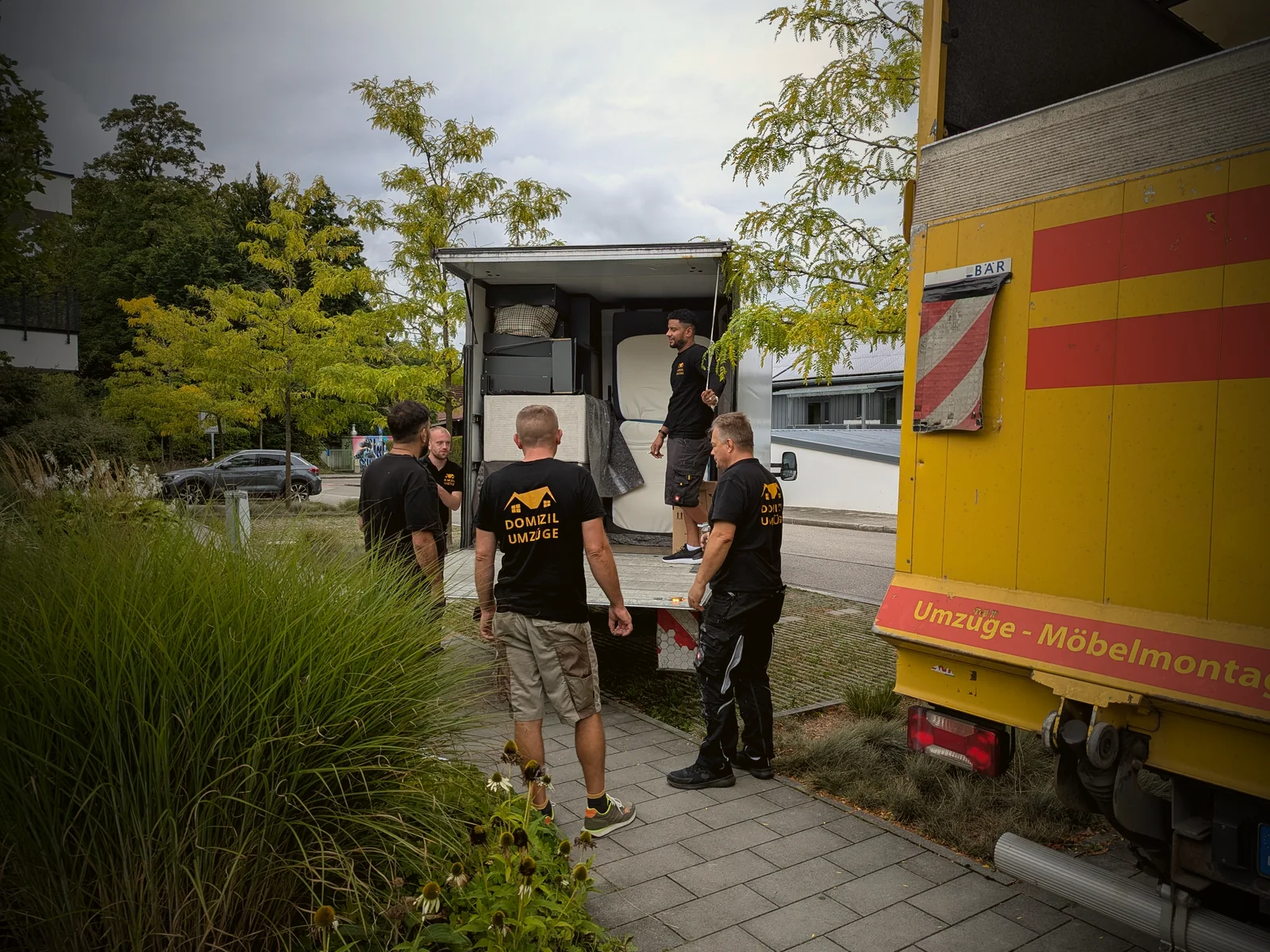 Umzugswagen von Domizil Umzüge mit Team im Einsatz vor Ort
