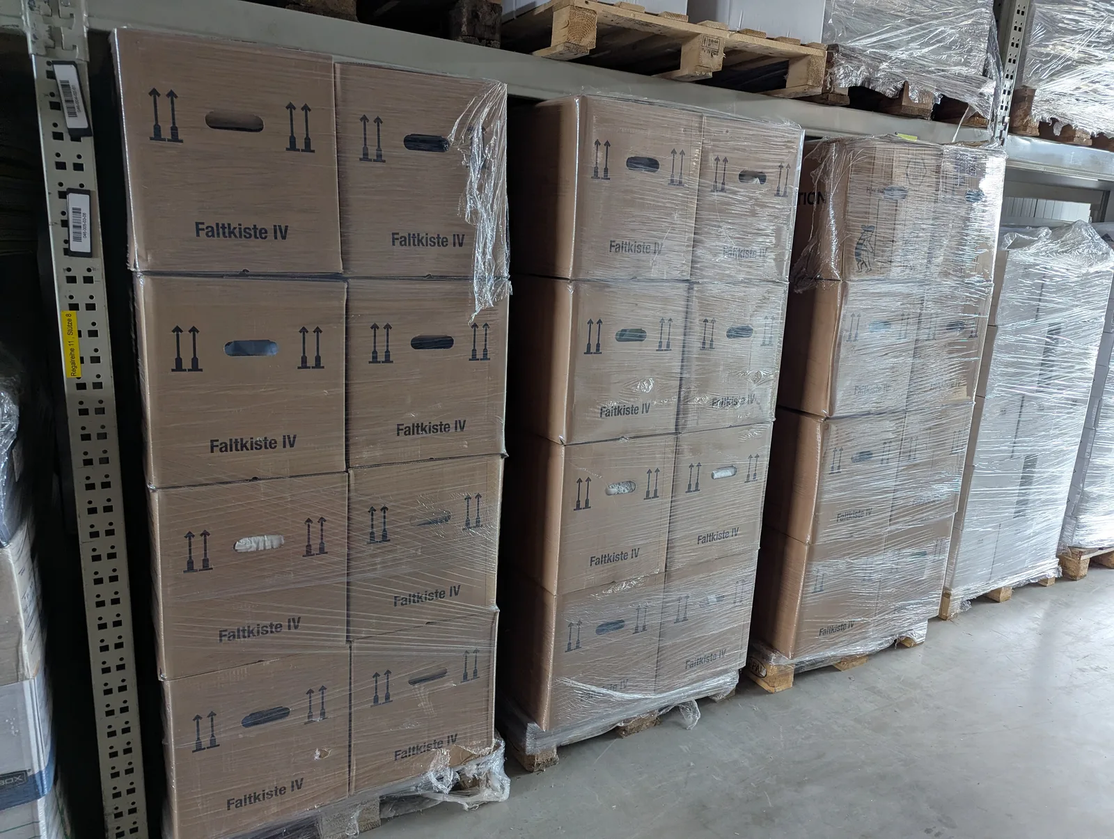 Sorgfältig verpackte Umzugskartons auf Paletten im Lager